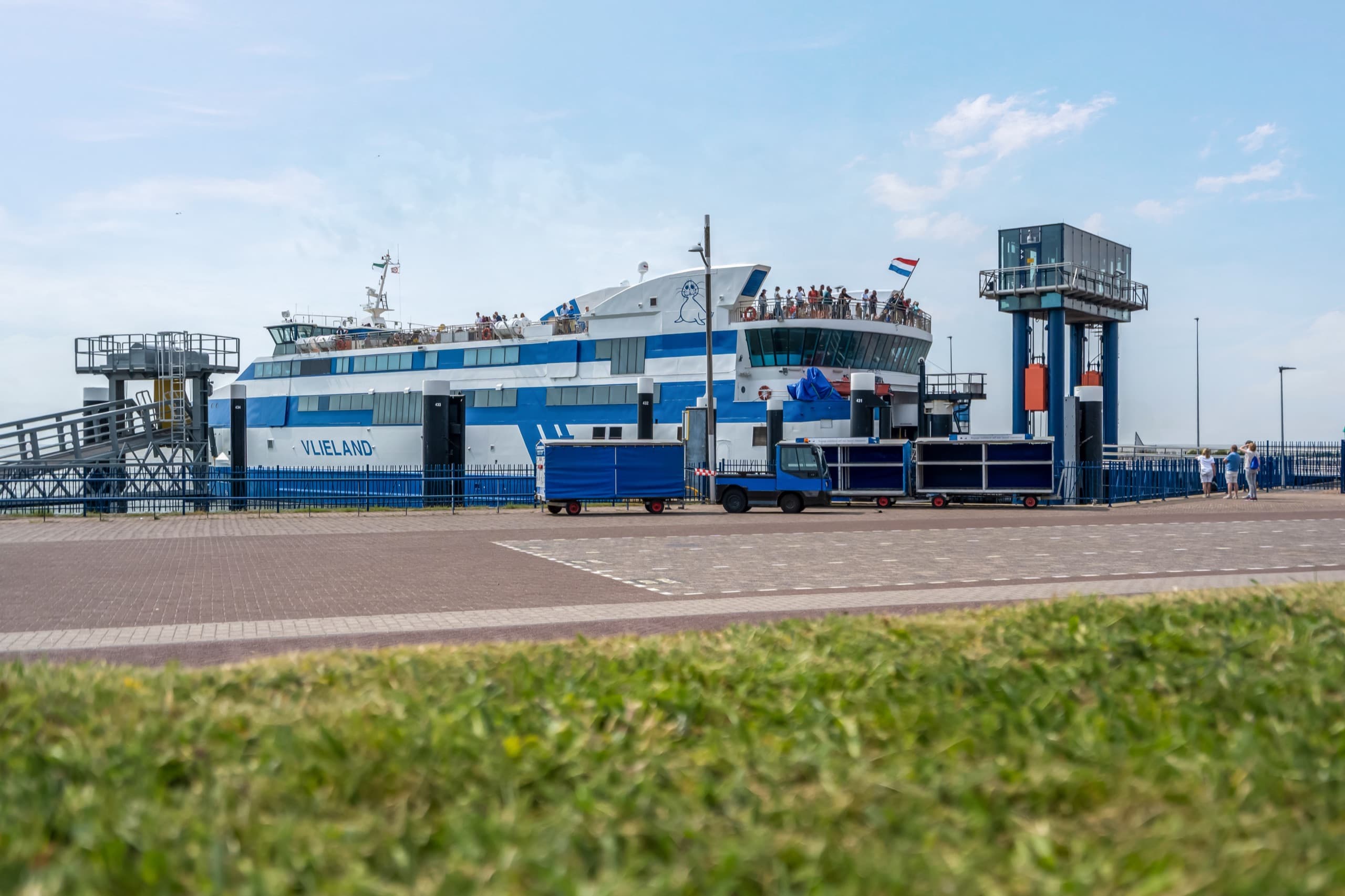 De veerboot bij de haven van Vlieland