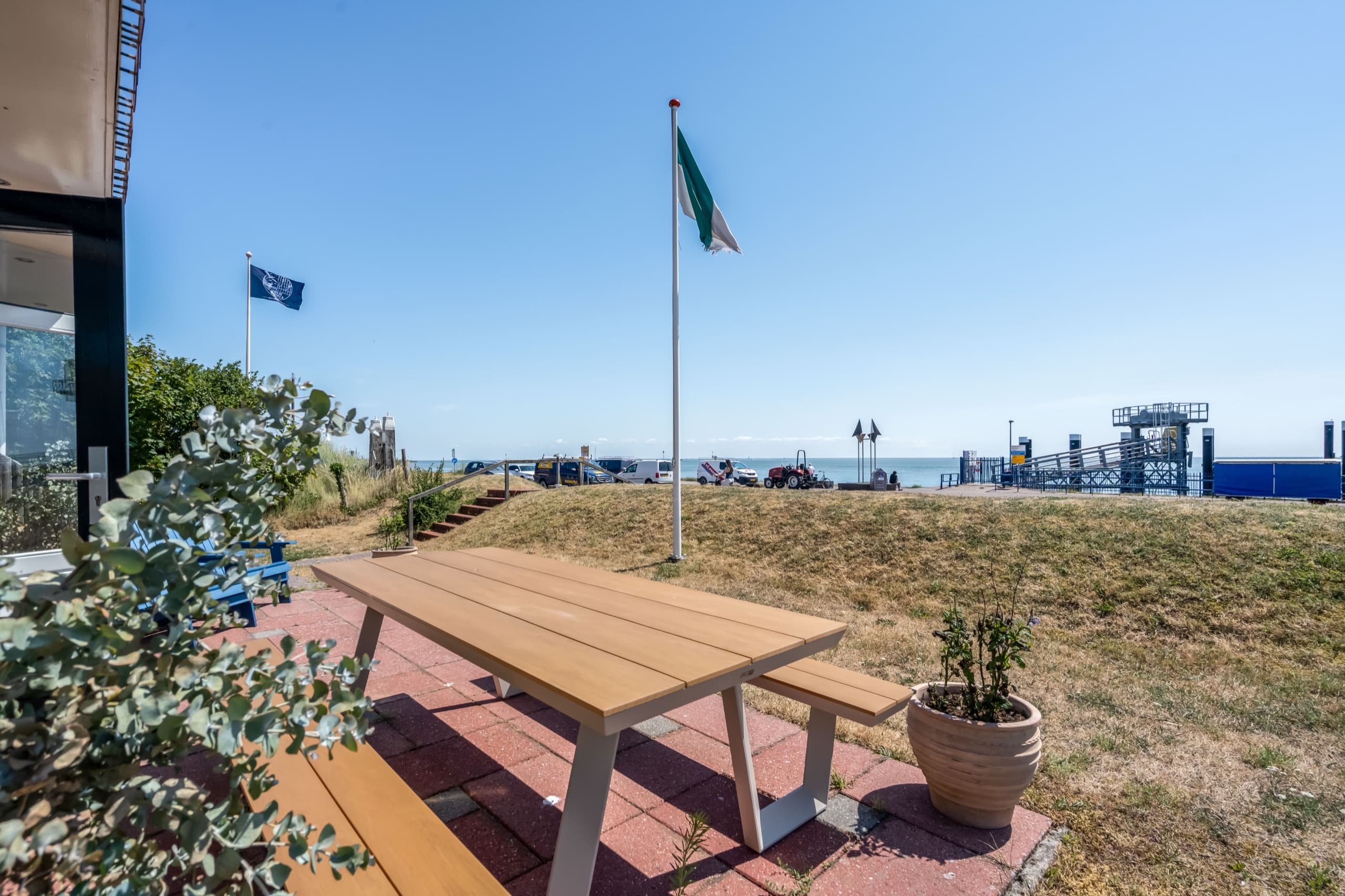 Eigen terras aan de zeezijde, naast de haven