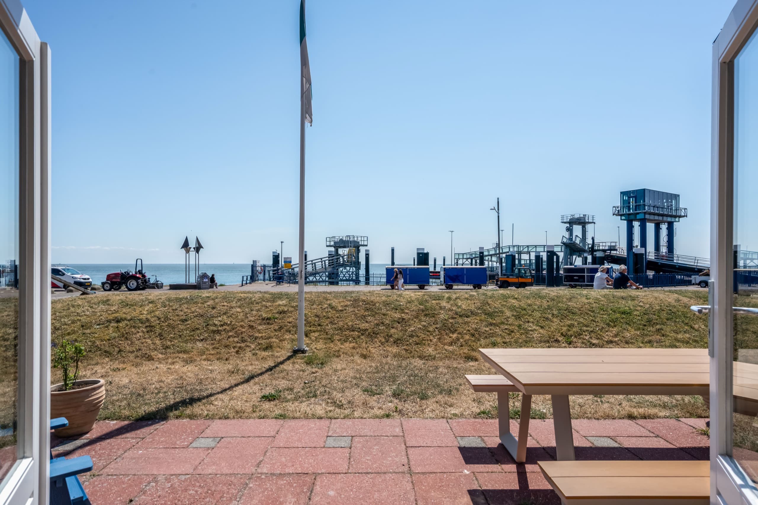 Terras met uitzicht op de haven