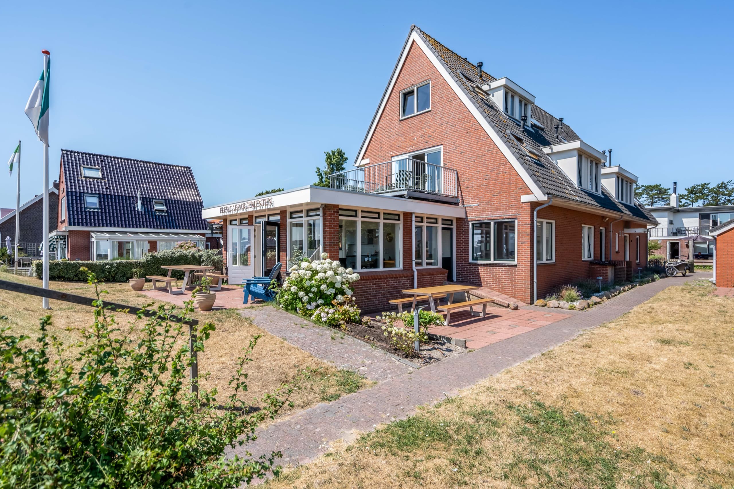 Flevo 2 — het pand met serre en tuin