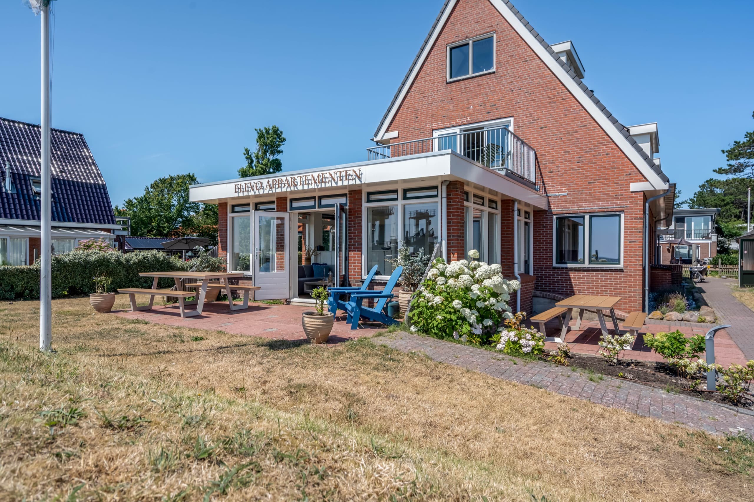 Flevo 2 — vooraanzicht met tuin